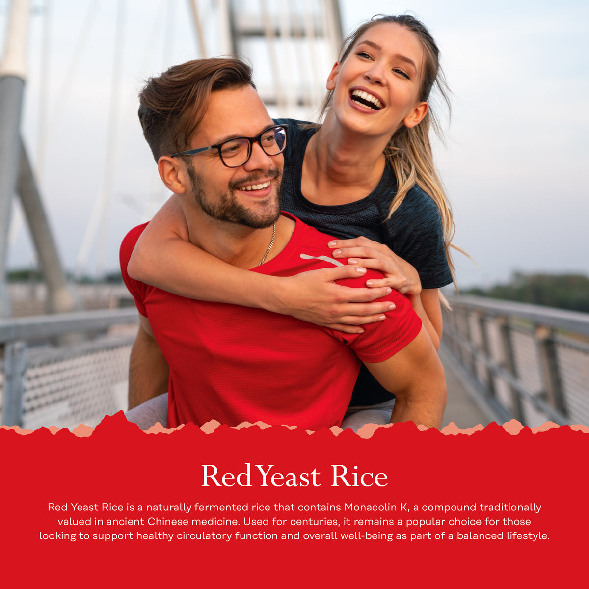 Una donna sorridente porta un uomo sulle spalle su un ponte; entrambi indossano gli occhiali e parlano del “Solaray Red Yeast Rice”.